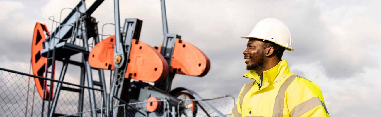 oil-and-gas-worker-field-tablet