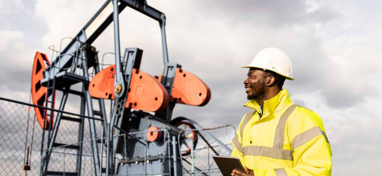 oil-and-gas-worker-field-tablet